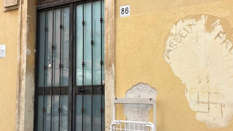 Scritta fascista nella sede della circoscrizione Santa Lucia