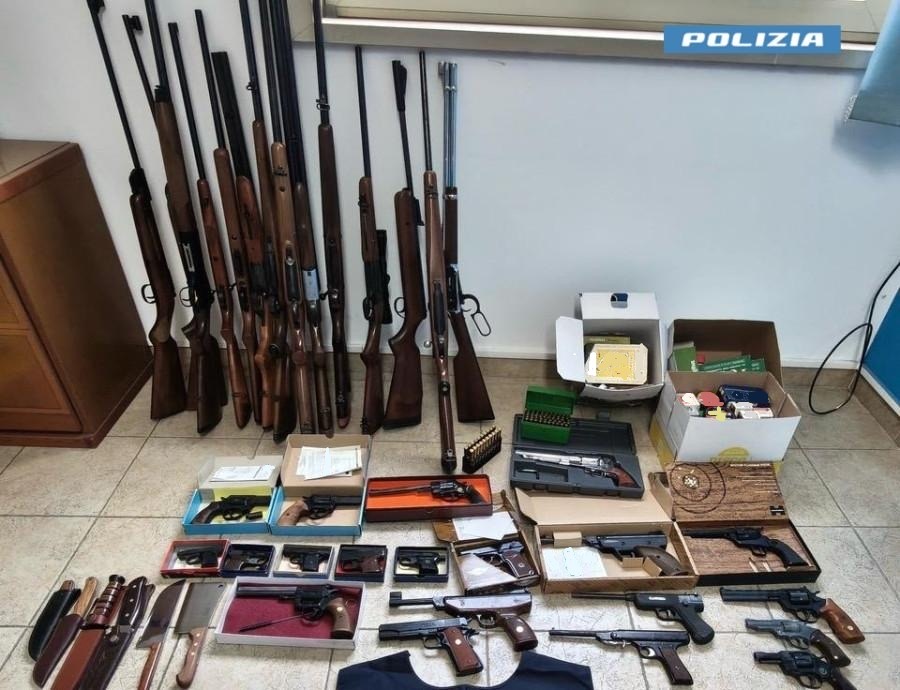 Siracusa, arsenale da guerra in casa: 70enne arrestato dalla Squadra Mobile